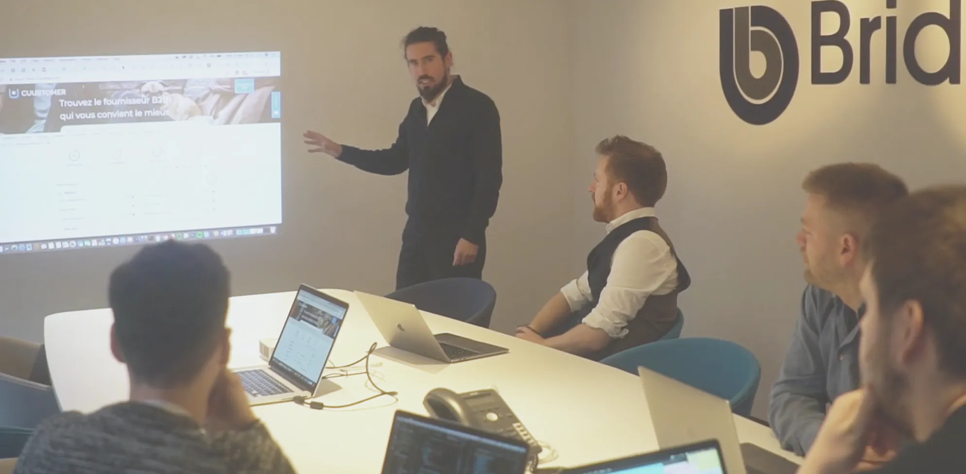 Thibaut presenting a product to a client engineering team
